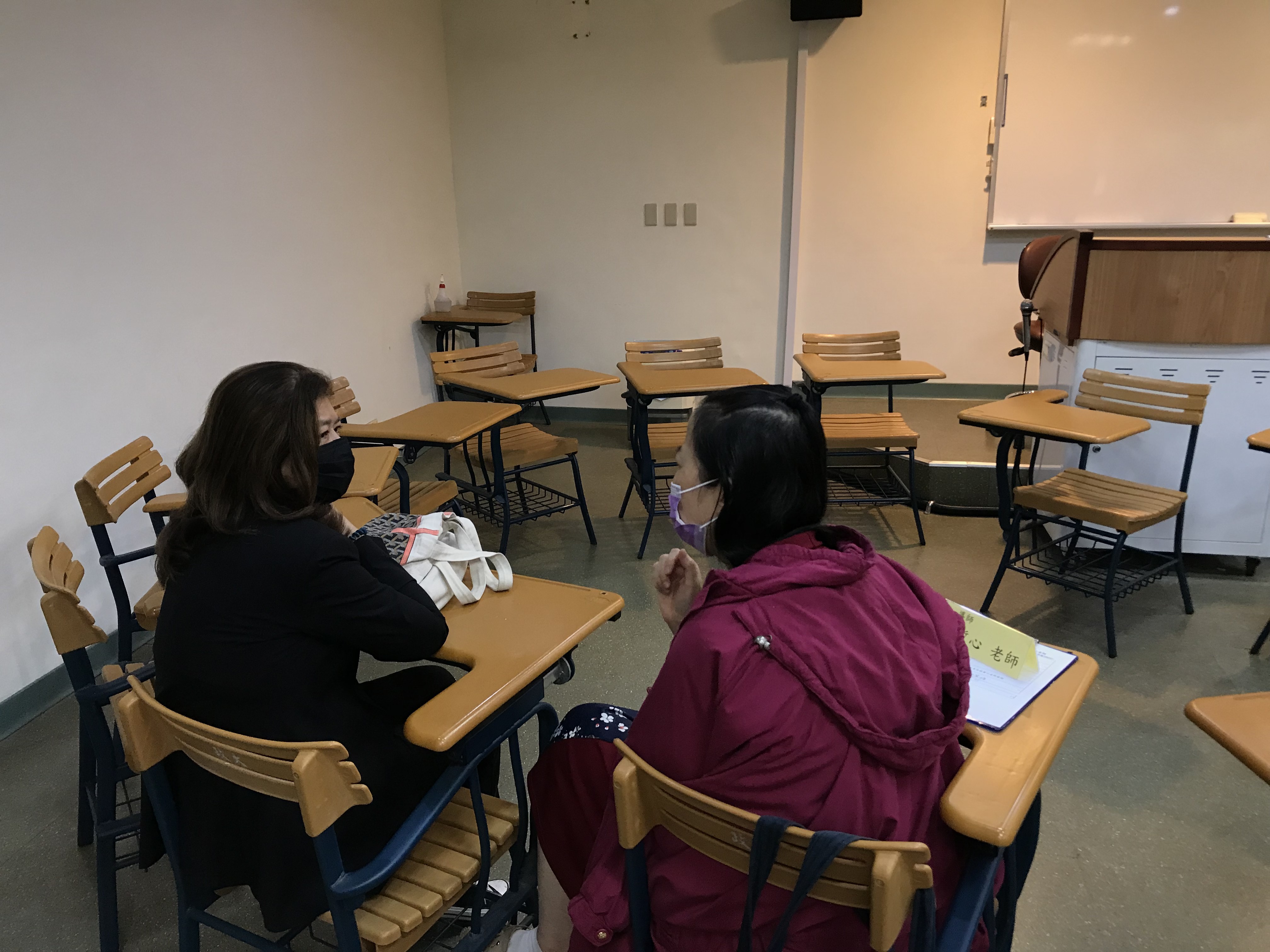 Dr. Chih-Hsin Lin and her advisee‵s parent